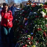 Grób Nawalnego przykryty kwiatami. Przed cmentarzem gigantyczna kolejka osób