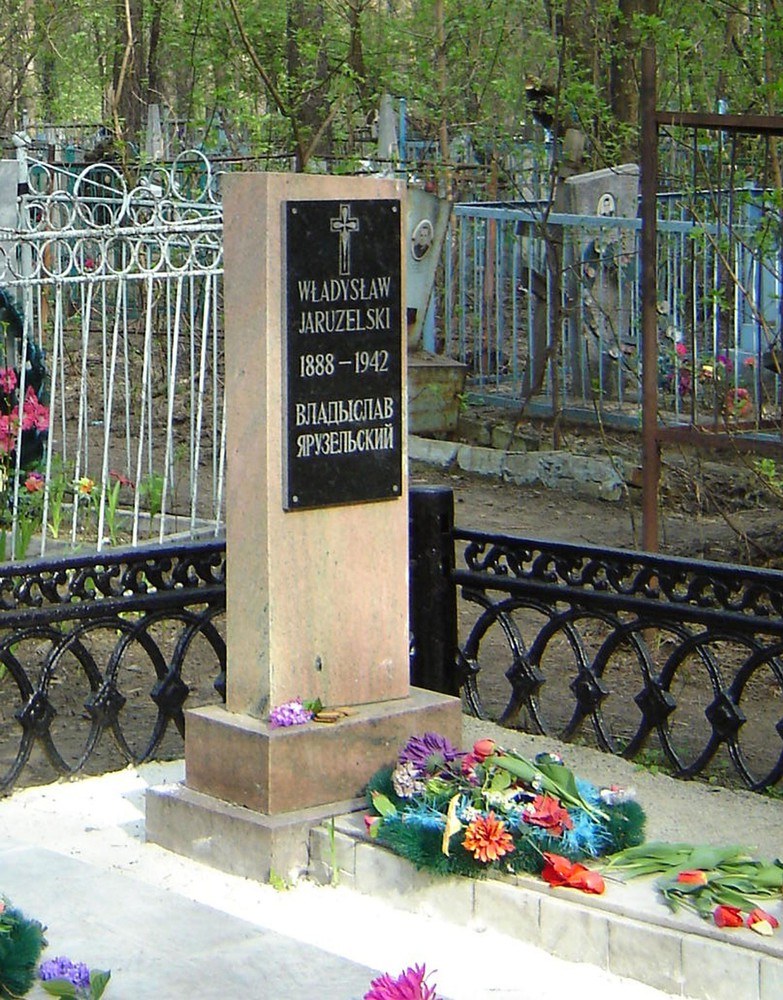 Grób ojca Władysława na cmentarzu w Bijsku. Wojciech Jaruzelski odwiedził miejsce zesłania w 2005 r. /Laski Diffusion /East News