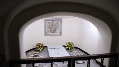 Grób papieża seniora Benedykta XVI dostępny dla wiernych