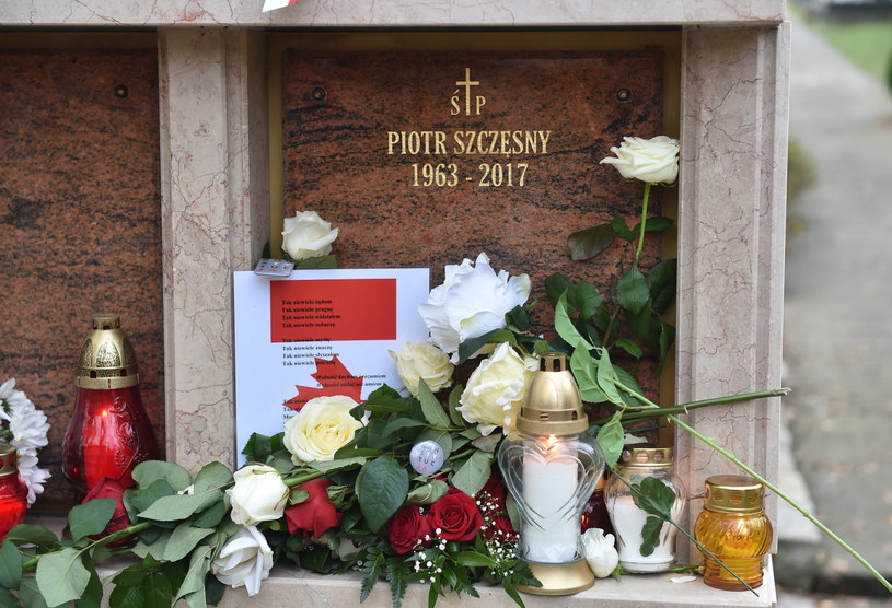 Grób Piotra Szczęsnego na cmentarzu Salwatorskim w Krakowie /Jacek Bednarczyk /PAP