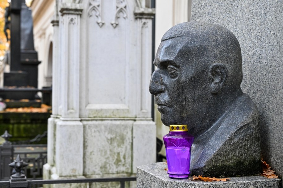 Grób pisarza i publicysty Jerzego Waldorfa na Starych Powązkach /Darek Delmanowicz /PAP