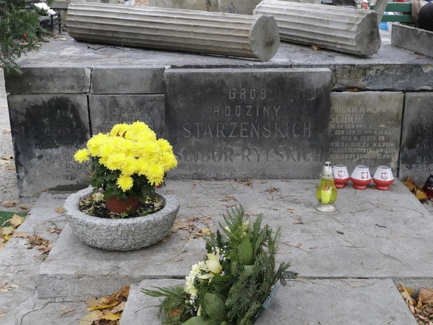 Grób rodzinny generała Zbigniewa Ścibor-Rylskiego na Starych Powązkach w Warszawie /Jakub Rutka /RMF FM