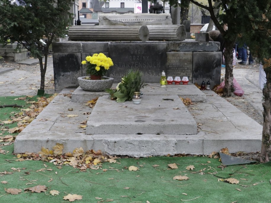 Grób rodzinny generała Zbigniewa Ścibor-Rylskiego na Starych Powązkach w Warszawie /Jakub Rutka /RMF24