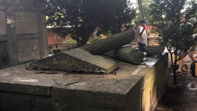 ​Grób, w którym spocznie gen. Ścibor-Rylski, jest w opłakanym stanie. Trwa renowacja