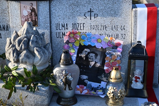 Grób zamordowanej przez hitlerowców rodziny Ulmów na cmentarzu parafialnym w Markowej /Darek Delmanowicz /PAP