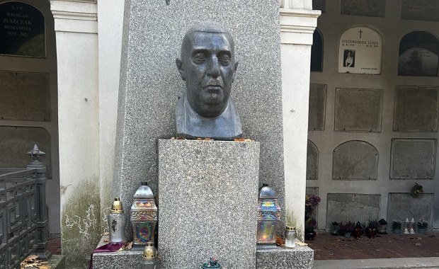 Grób "ze skarbonką" na warszawskich Powązkach. "Waldorff wciąż zbiera całkiem nieźle"