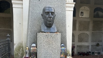 Grób "ze skarbonką" na warszawskich Powązkach. "Waldorff wciąż zbiera całkiem nieźle"