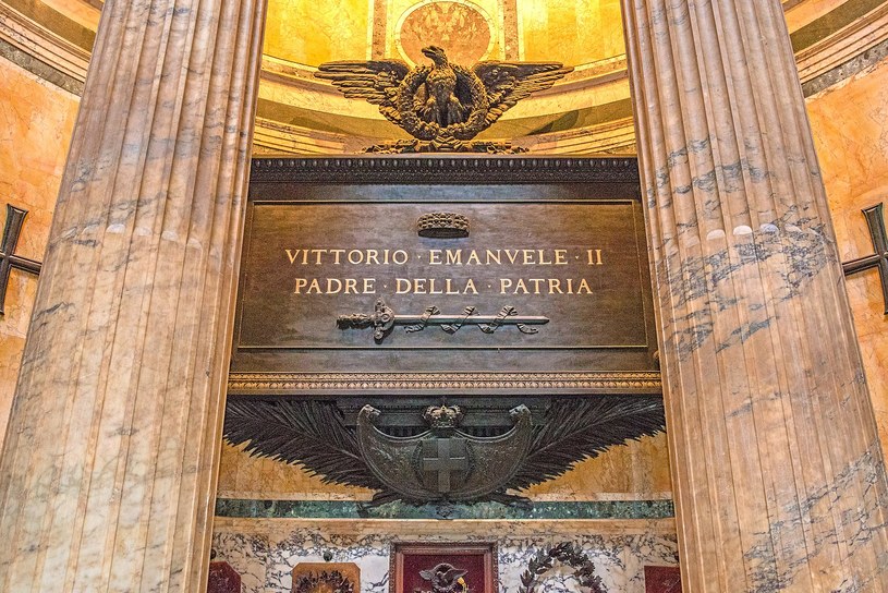 Grobowiec króla Witora Emanuela w Panteonie. Napis Padre della Patria, co tłumaczy się na "Ojciec Ojczyzny" /Bengt Nyman /Wikipedia