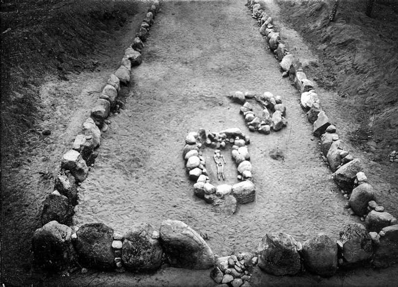 Grobowiec nr 3 w Wietrzychowicach podczas prowadzenia prac wykopaliskowych w 1935 roku /archiwum MAiE w Łodzi /domena publiczna