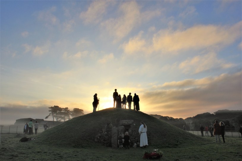 Grobowiec przyciąga wielu miłośników historii celtyckiej. Niektórzy twierdzą, że w dawnych czasach był używany do określania momentu przesilenia letniego /Wikimedia Commons /domena publiczna