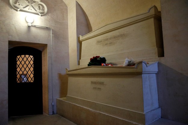 Grobowiec, w którym pochowana jest Maria Skłodowska-Curie i jej mąż Piotr /YOAN VALAT  /PAP/EPA