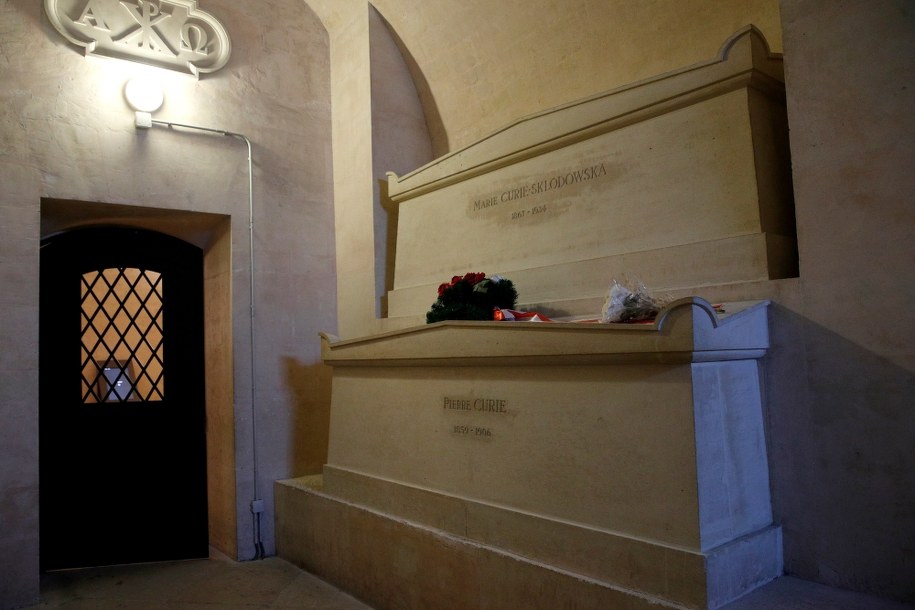 Grobowiec, w którym pochowana jest Maria Skłodowska-Curie i jej mąż Piotr /YOAN VALAT  /PAP/EPA