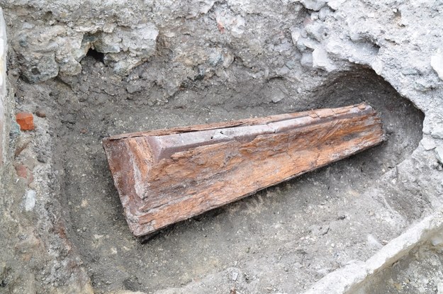 Grobowiec wykuty w wapiennej skale przebił ścianę odkrytej budowli /Stanisław Gołub /
