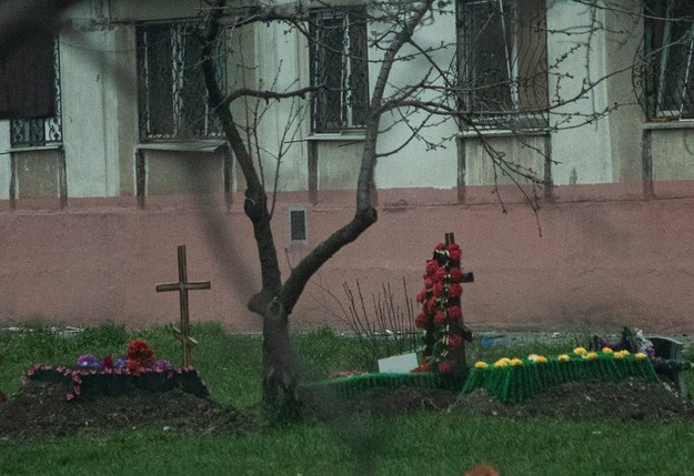 Groby mieszkańców poległych podczas ostrzału ulicy w centrum Mariupola /Sergei Ilnitsky /PAP/EPA