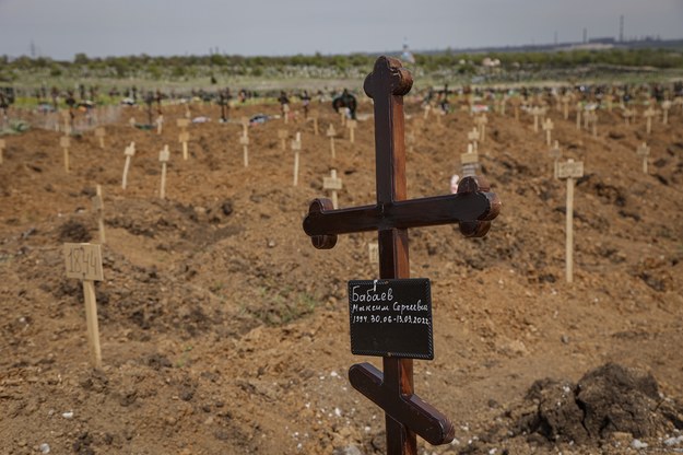Groby na przedmieściach ukraińskiego Mariupola /ALESSANDRO GUERRA /PAP/EPA