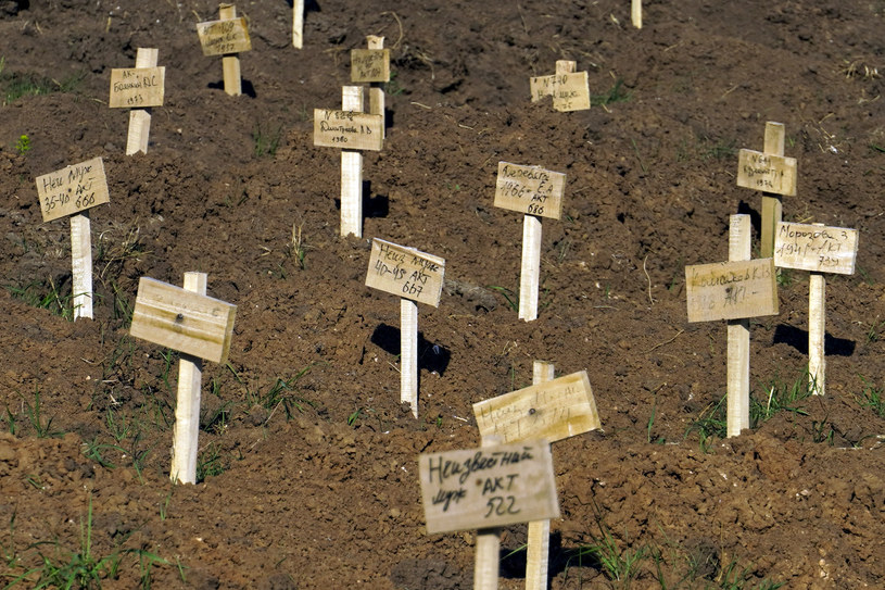 Groby na terenie Mariupola /STRINGER /AFP