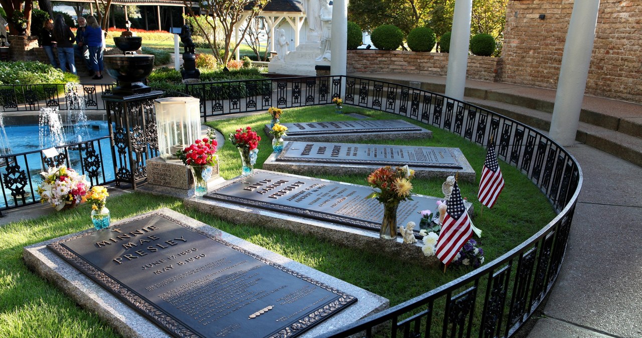 Groby na terenie posiadłości /Raymond Boyd/Getty Images /Getty Images