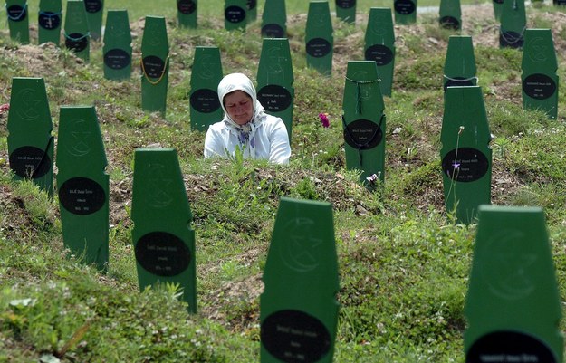 Groby ofiar masakry /MZWELE /PAP/EPA