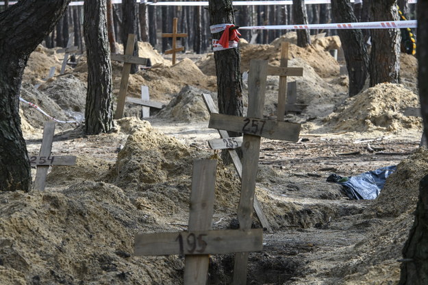 Groby ofiar rosyjskich zbrodni wojennych w wyzwolonym mieście Izium w obwodzie charkowskim /Vladyslav Musiienko /PAP/EPA