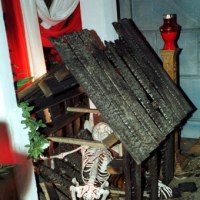 Grób Pański w Gdańsku przedstawia zwęgloną stodołę w Jedwabnem