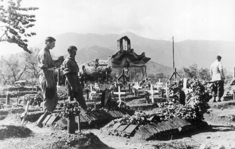 Groby polskich żołnierzy poległych pod Monte Cassino w San Vittore del Lazio /Z archiwum Narodowego Archiwum Cyfrowego