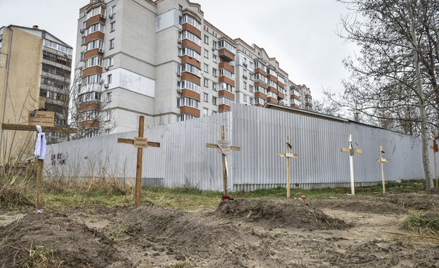 Groby zabitych na przedmieściach Kijowa /OLEG PETRASYUK /PAP/EPA