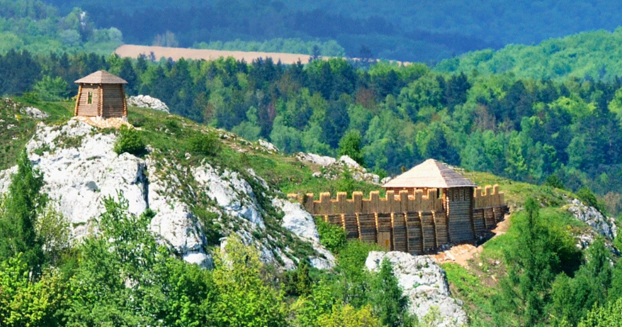 Gród na Górze Birów na Szlaku Orlich Gniazd zachwyca turystów /PPawel /CC BY-SA 3.0