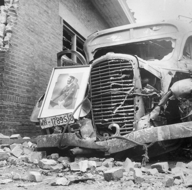 Groeningen - zdewastowana ciężarówka na ulicach zrujnowanego miasta /Getty Images