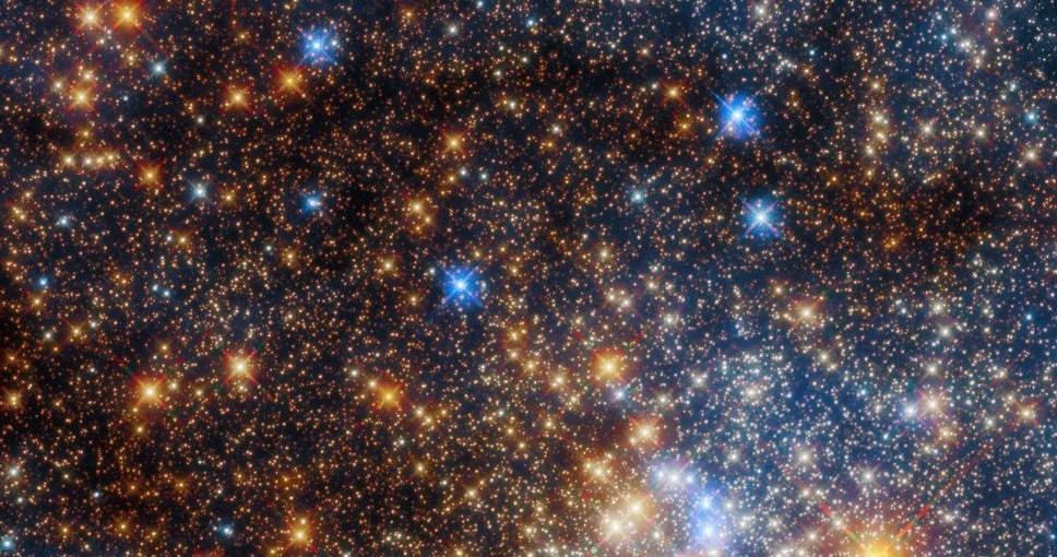 Un cúmulo esférico de estrellas muy compactas que pueden albergar sistemas binarios de agujeros negros.  / NASA, ESA, ESA / Hubble, Roger Cohen (RU) / Materiales externos