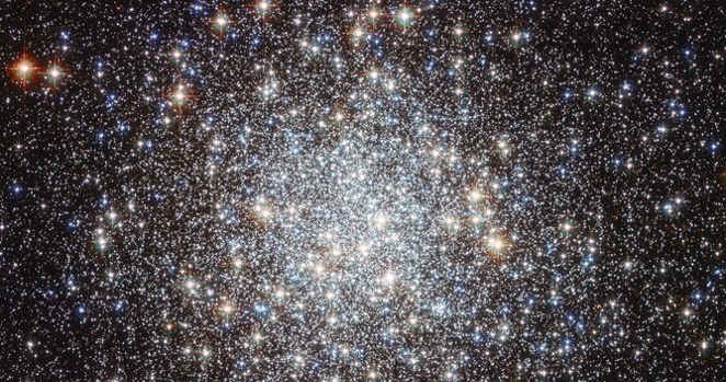 Gromada kulista M9 - nie sposób zliczyć tu wszystkich gwiazd, więc wykrycie planet jest jeszcze trudniejsze /NASA