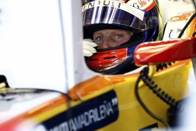 Grosjean wciąż ma szanse zostać trzecim kierowcą Lotus Renault /AFP