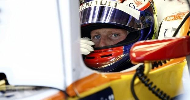 Grosjean wciąż ma szanse zostać trzecim kierowcą Lotus Renault /AFP