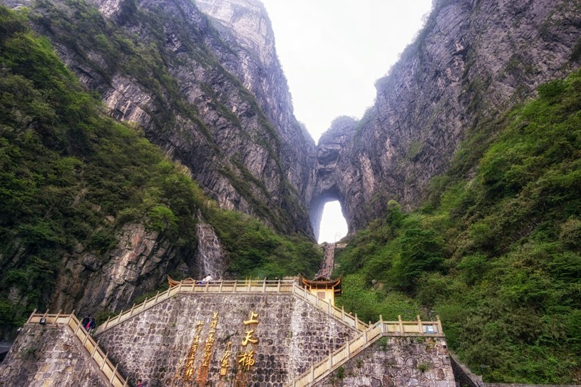 Grota Tianmen nazywana "bramą nieba" /123RF/PICSEL