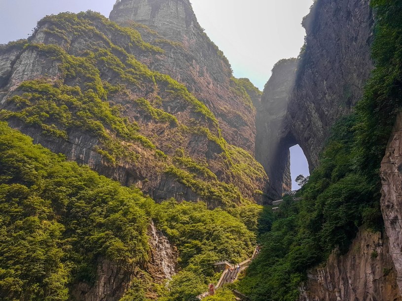 Grota Tianmen nazywana "bramą nieba" /123RF/PICSEL