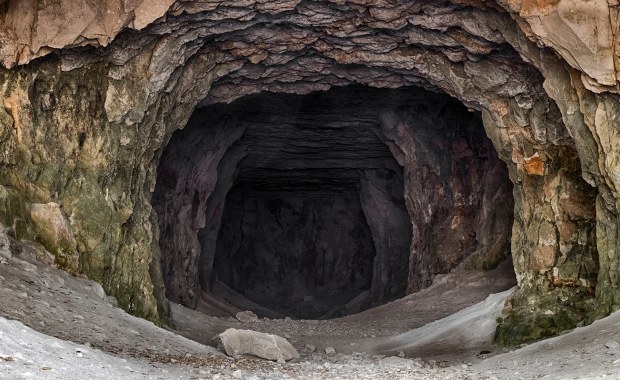 Grotołaz zsunął się do wąskiej szczeliny. Akcja goprowców w jaskini