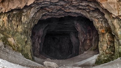 Grotołaz zsunął się do wąskiej szczeliny. Akcja goprowców w jaskini