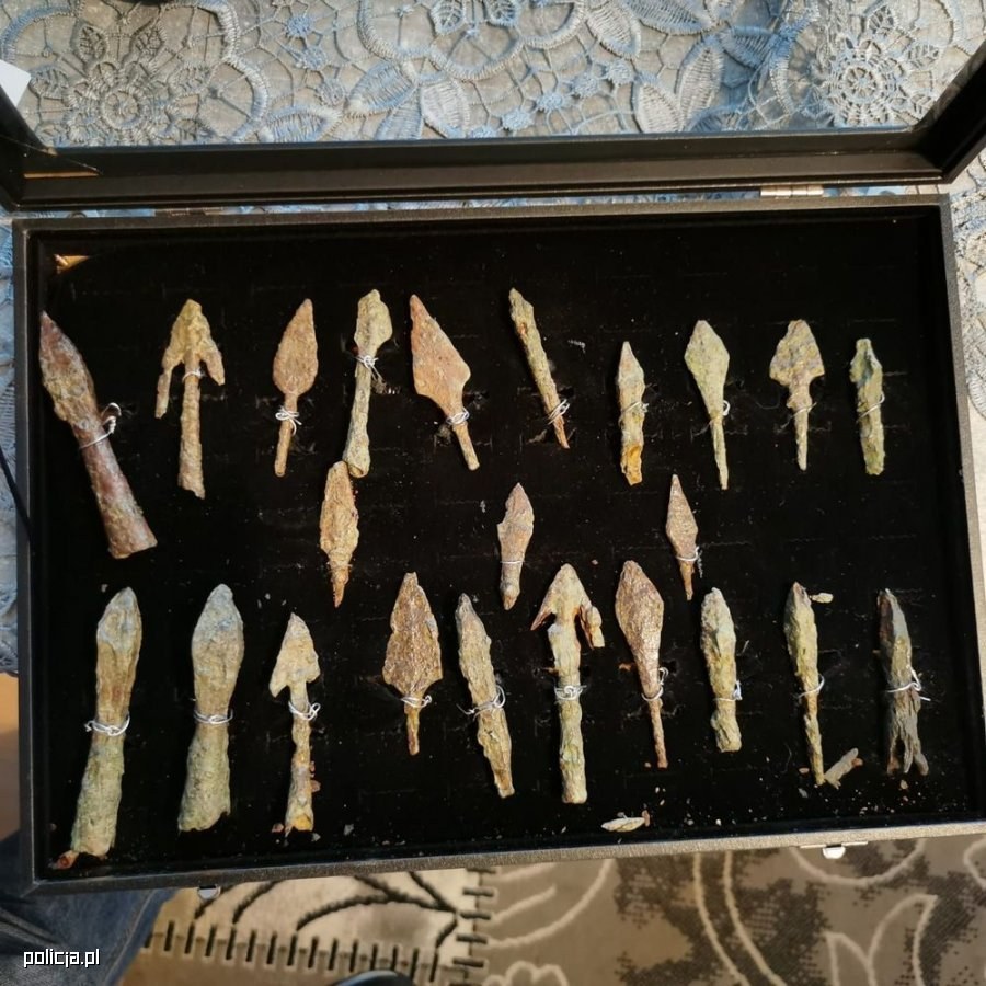 Groty strzał i bełtów do kuszy /Policja
