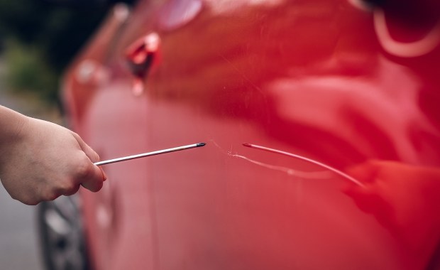 Groza na sądeckim osiedlu. Emeryt zdemolował 26 samochodów