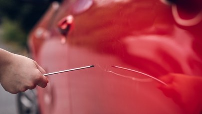 Groza na sądeckim osiedlu. Emeryt zdemolował 26 samochodów