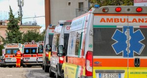 ​Groza we włoskim mieście. Wjechał autem w tłum ludzi, potem wyjął nóż