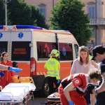 Modena Groza we włoskim mieście. Wjechał autem w tłum ludzi, potem wyjął nóż