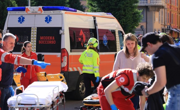 ​Groza we włoskim mieście. Wjechał autem w tłum ludzi, potem wyjął nóż