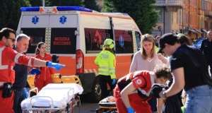 ​Groza we włoskim mieście. Wjechał autem w tłum ludzi, potem wyjął nóż