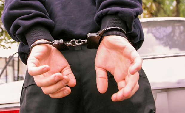 Groził detonacją i zatruciem żywności. Domagał się milionów okupu