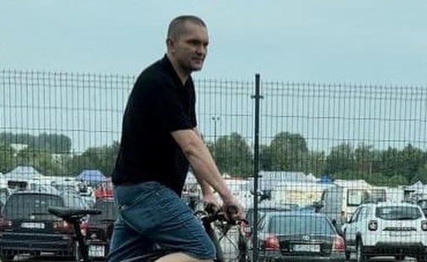 Groził posłowi, potem wybił szybę w jego aucie. Policja szuka sprawcy