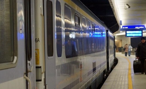 Groził, że wysadzi w powietrze pociąg. Do sądu doprowadzony w kasku ochronnym