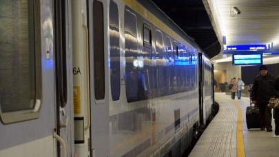 Groził, że wysadzi w powietrze pociąg. Do sądu doprowadzony w kasku ochronnym