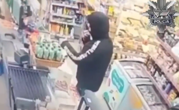 Grozili ciężarnej sprzedawczyni bronią. Policja zatrzymała sprawców napadu