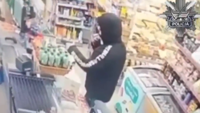 Grozili ciężarnej sprzedawczyni bronią. Policja zatrzymała sprawców napadu