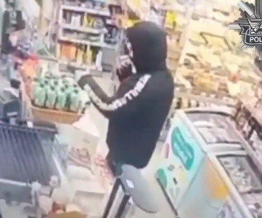 Grozili ciężarnej sprzedawczyni bronią. Policja zatrzymała sprawców napadu